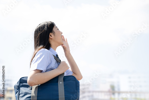 Image of high school girls and girls cheering and cheering for the students Shouting Ganbare, ganbare (go for it), students preparing for exams