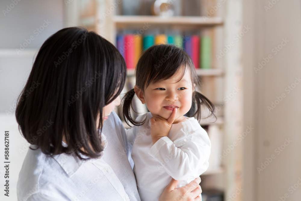 子どもを抱く母親
