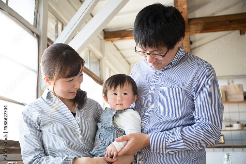 赤ちゃんを抱く夫婦 赤ちゃんを抱く夫婦