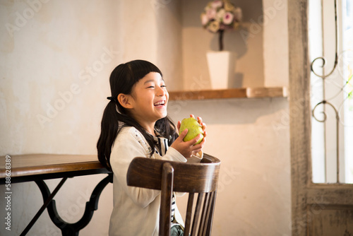 部屋で果物を持つ女の子 photo