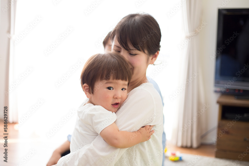 母親に抱かれる赤ちゃん 母親に抱かれる赤ちゃん