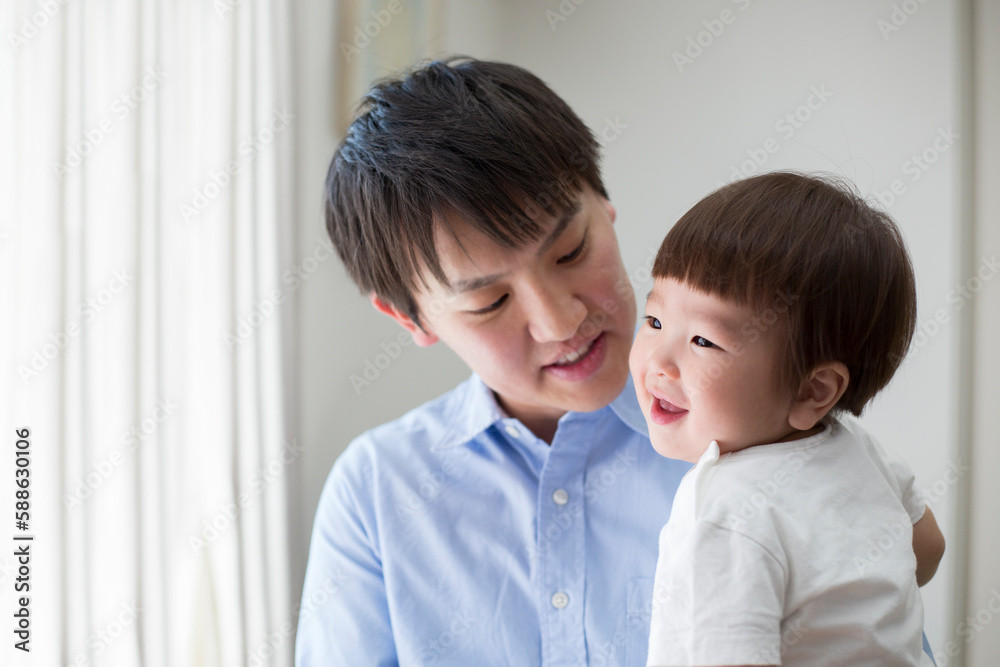 赤ちゃんを抱く父親 赤ちゃんを抱く父親
