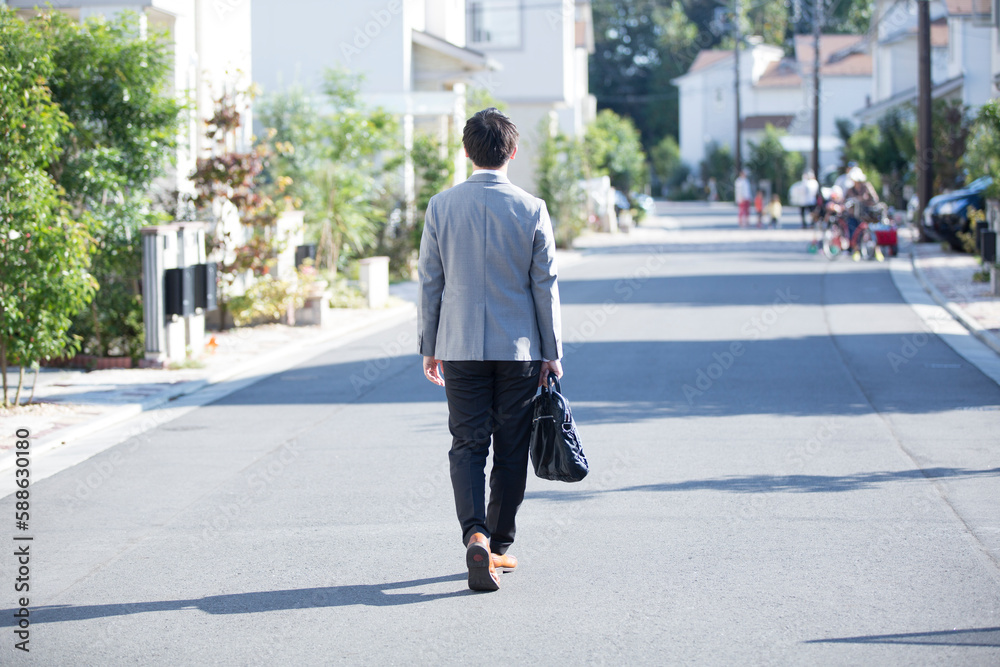 出勤する男性の後ろ姿 出勤する男性の後ろ姿