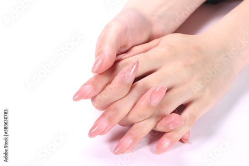 ネイルをした女性の手