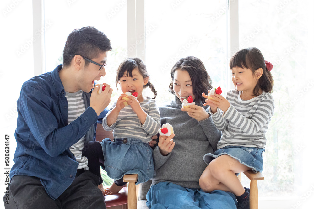 ケーキのおもちゃを食べるふりをする家族 ケーキのおもちゃを食べるふりをする家族