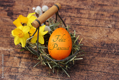 Feliz tarjeta de felicitación de Pascua. Cesta con narcisos y un huevo de Pascua inscrito. photo