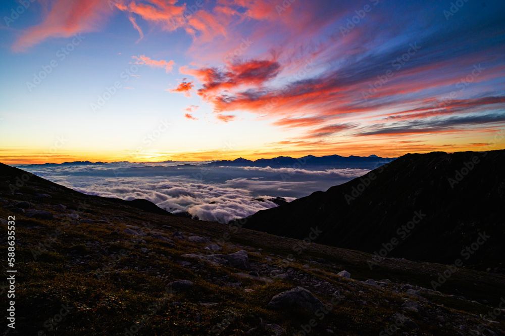 木曽駒ヶ岳から見る夜明けの南アルプス、八ヶ岳