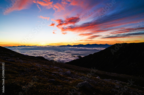 木曽駒ヶ岳から見る夜明けの南アルプス、八ヶ岳 © sandpiper