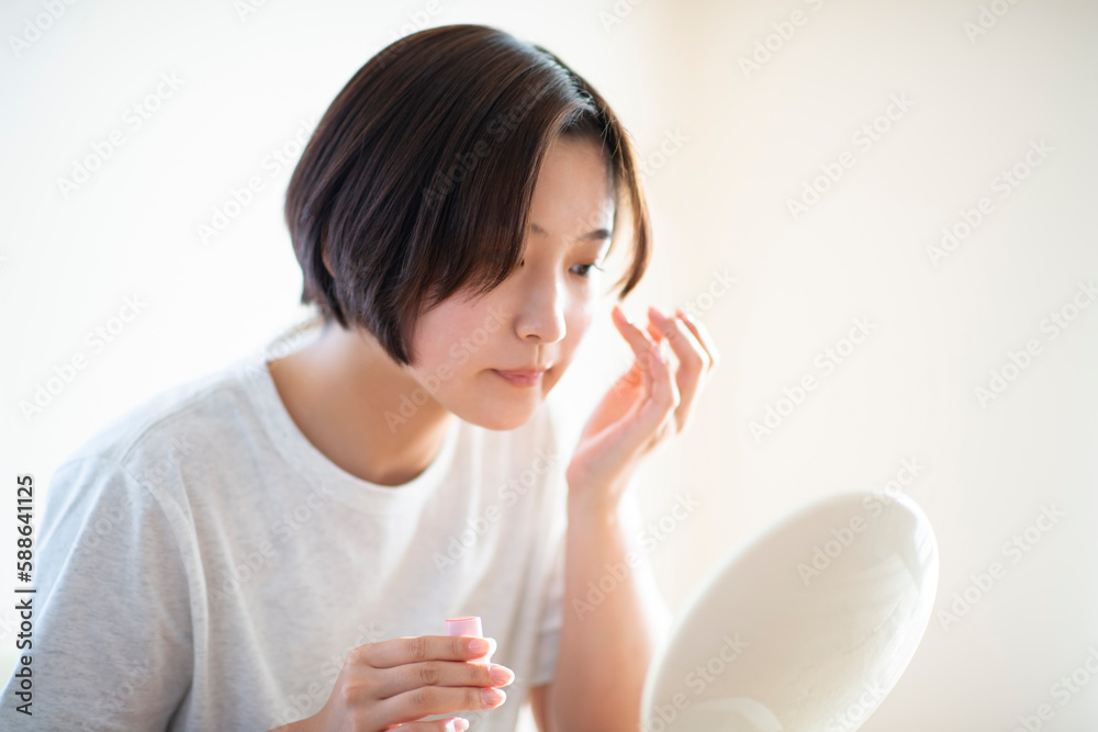 メイクをする女性 メイクをする女性