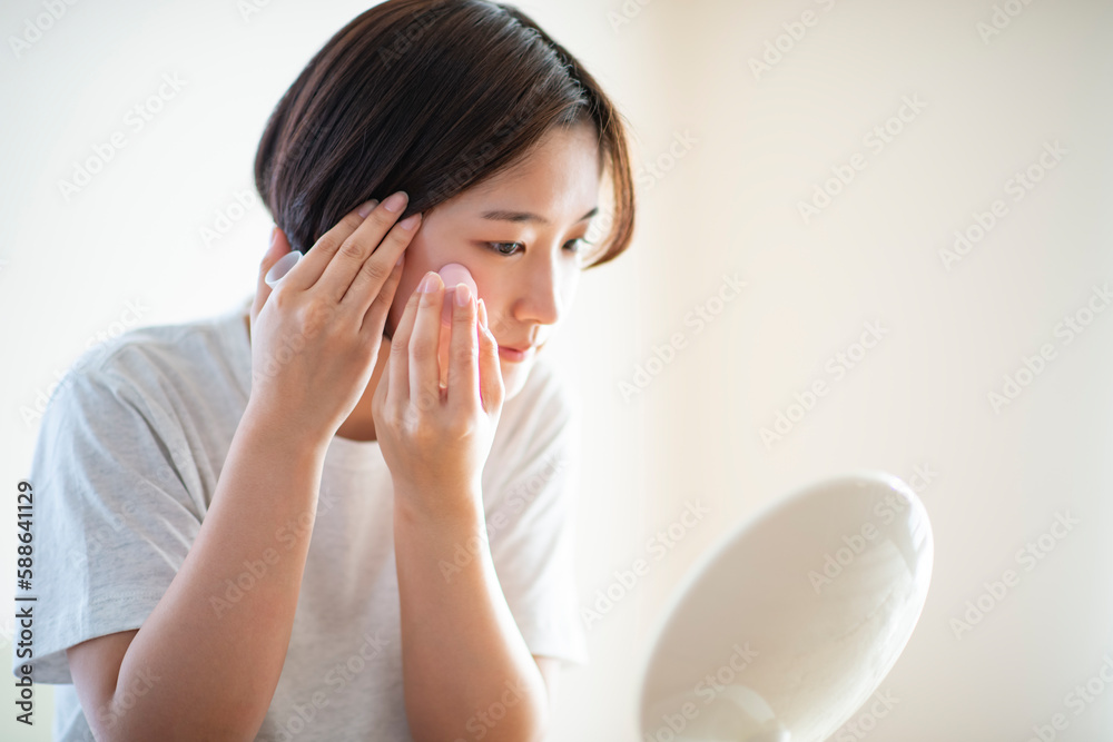 メイクをする女性