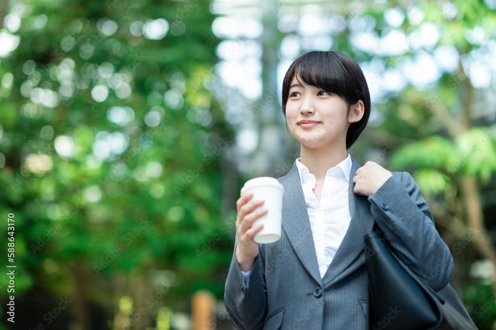 コーヒーを持つビジネスウーマン コーヒーを持つビジネスウーマン