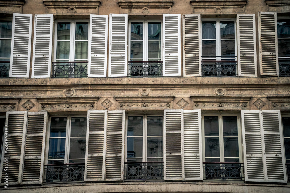 Fassade mit vielen Fenster im Europäischen, Pariser Stil Fensterläden aus Holz Nahaufnahme