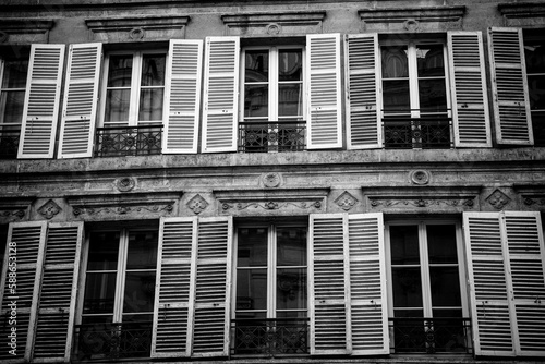 Fassade mit vielen Fenster im Europäischen, Pariser Stil Fensterläden aus Holz Schwarz Weiß Nahaufnahme