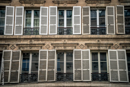 Fototapeta Naklejka Na Ścianę i Meble -  Fassade mit vielen Fenster im Europäischen, Pariser Stil Fensterläden aus Holz Nahaufnahme