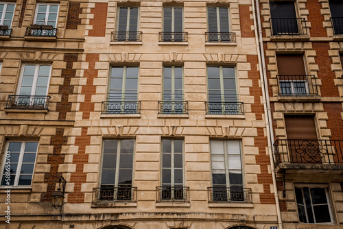 Fassade mit vielen Fenster im Europäischen, Pariser Stil