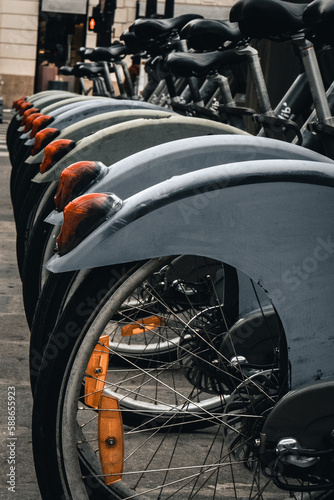 Reihe von bunten Fahrrädern von der Seite mit Lichtern 