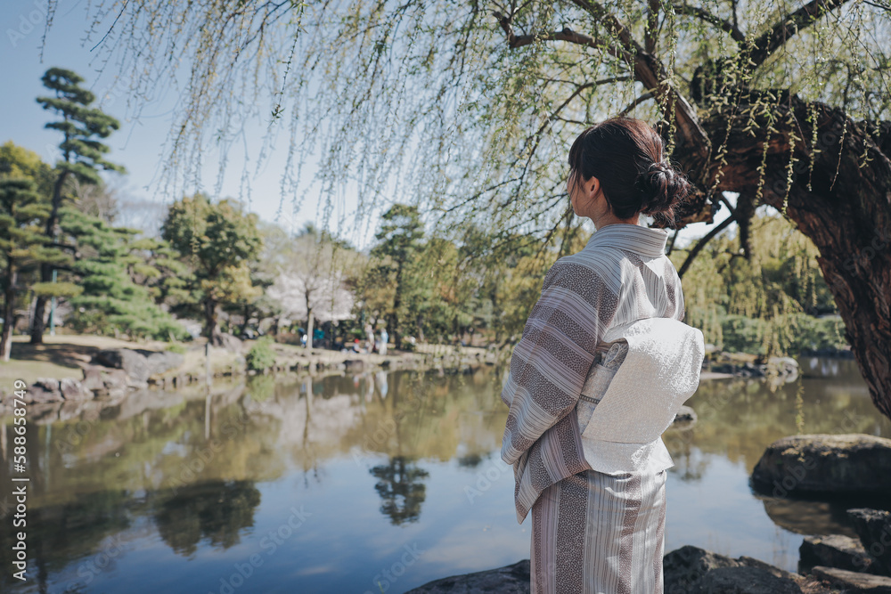 日本庭園と着物の女性