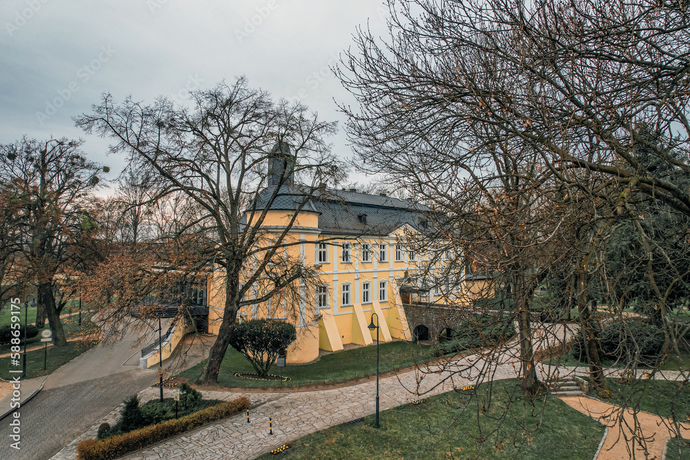 Park pałacowy i pałac wczesną wiosną w Chałupkach na Śląsku w Polsce.