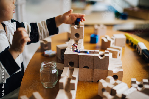 ビー玉転がしをして遊ぶ子ども