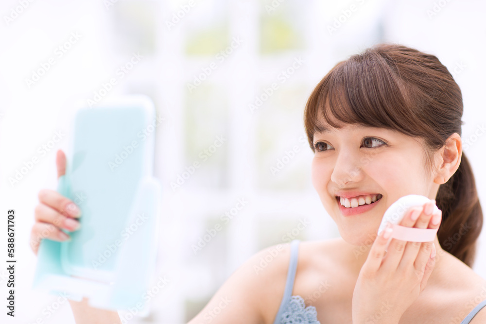 メイクをする女性 メイクをする女性