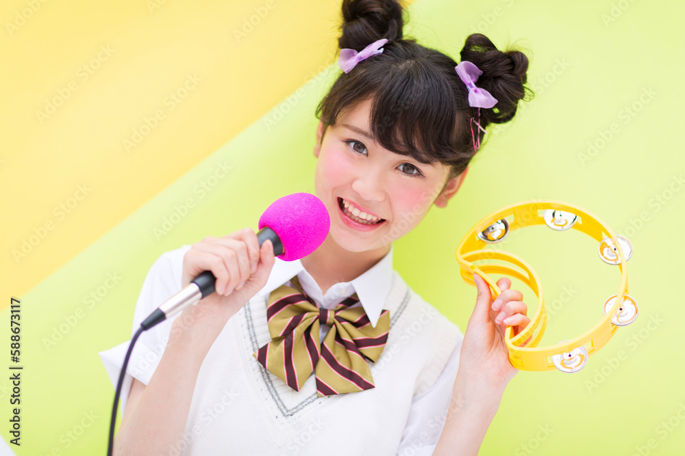 マイクとタンバリンを持って微笑む女性 Stock Photo Adobe Stock