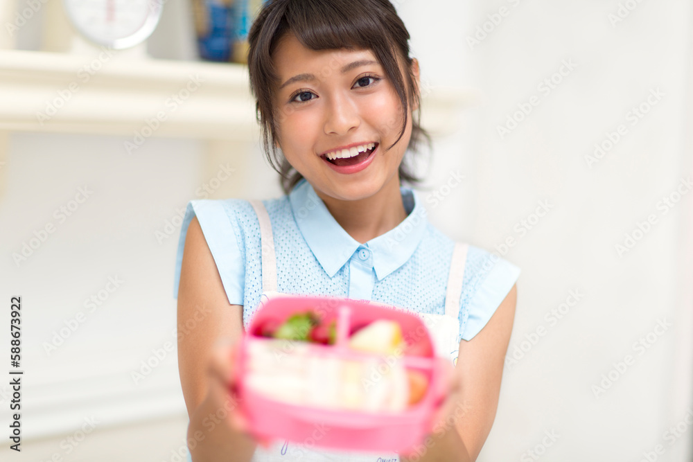 お弁当を見せる女性 お弁当を見せる女性