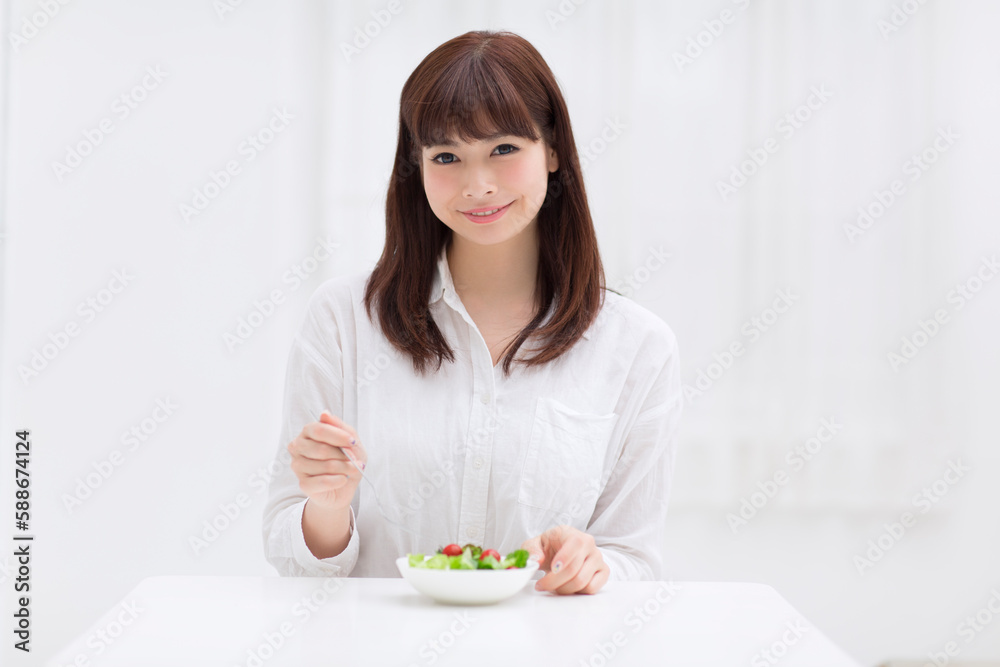 サラダを食べる女性 サラダを食べる女性