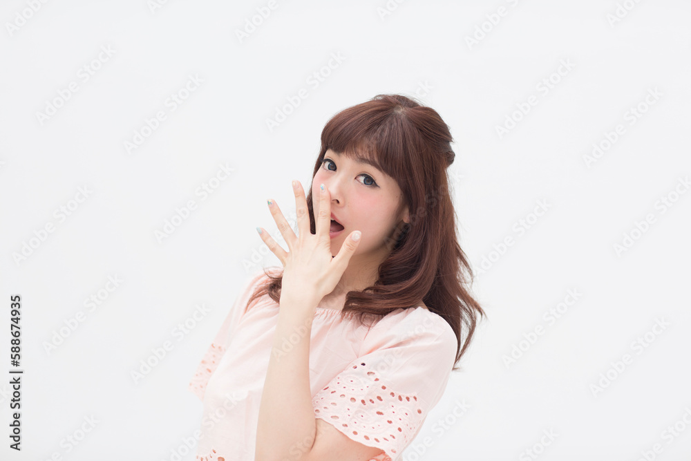 驚くポーズをとる女性 驚くポーズをとる女性