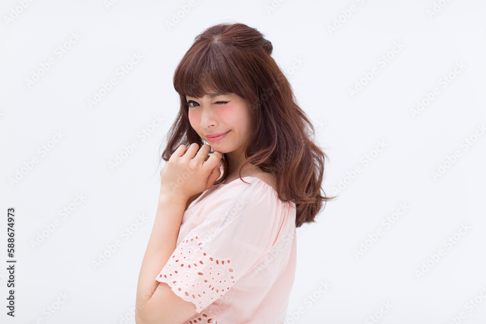 ポーズをとる女性 ポーズをとる女性