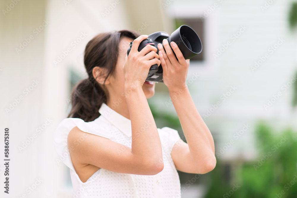 カメラで写真を撮っている女性 カメラで写真を撮っている女性