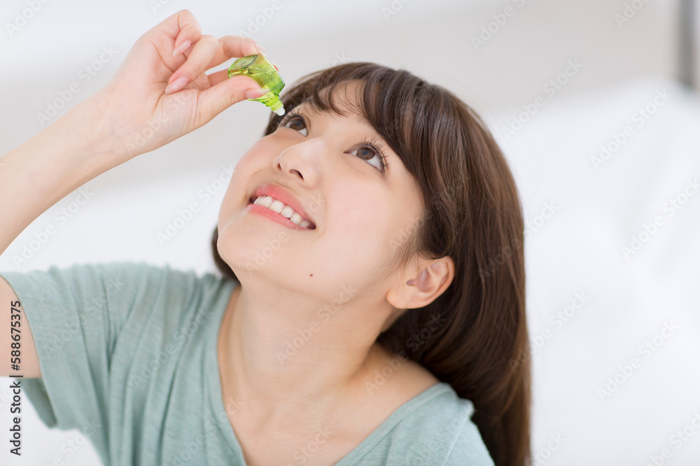 目薬を点している女性 目薬を点している女性