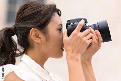 カメラで写真を撮っている女性