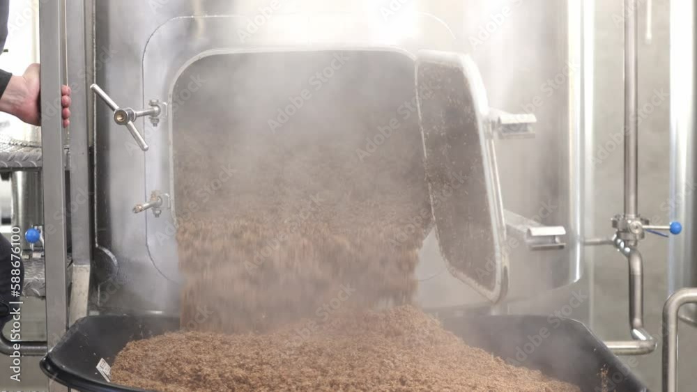 Process of cleaning stainless steel beer tank of residual malt after