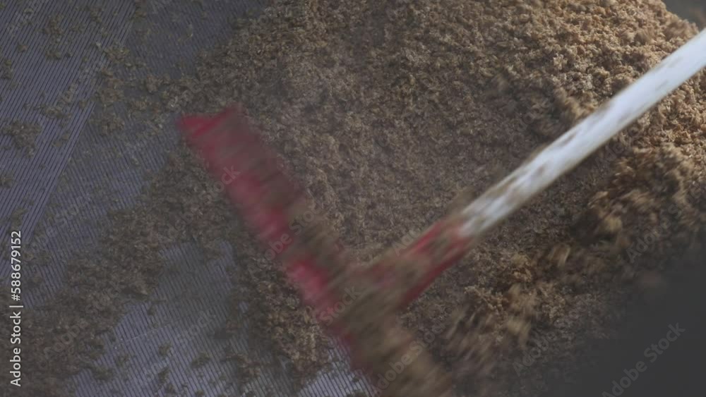 Process of cleaning stainless steel beer tank of residual malt after