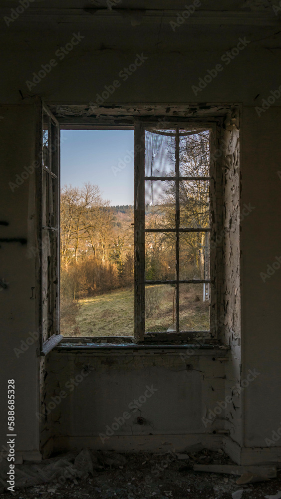 Fototapeta premium Fenêtre cassée et ouverte dans une maison abandonnée