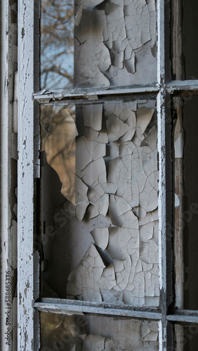 Fenêtre cassée sur un mur avec le crépis qui s'enlève photo
