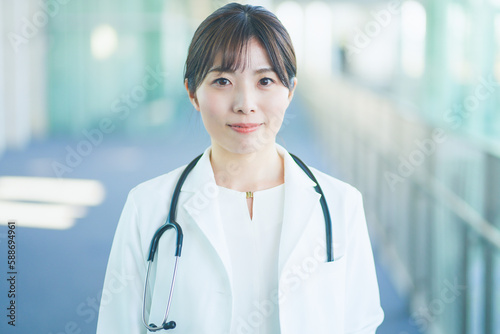 病院 医者 日本人女性 ポートレート