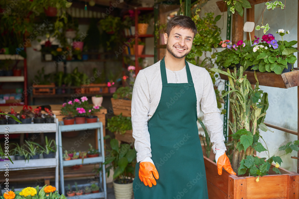 Gärtner Lehrling mit grüner Schütze und Handschuhen Stock Photo Adobe