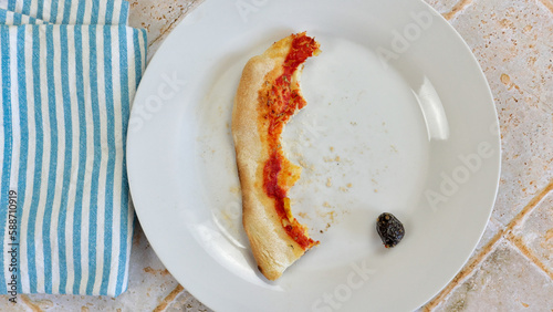 croute de pizza et olive dans une assiette photo