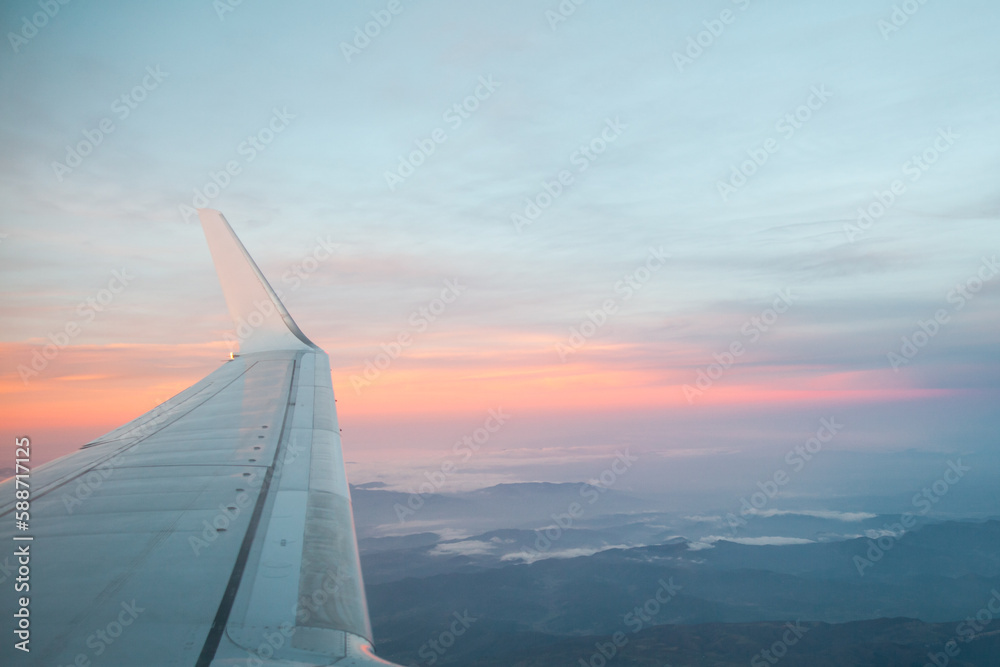 Obraz premium avión al atardecer