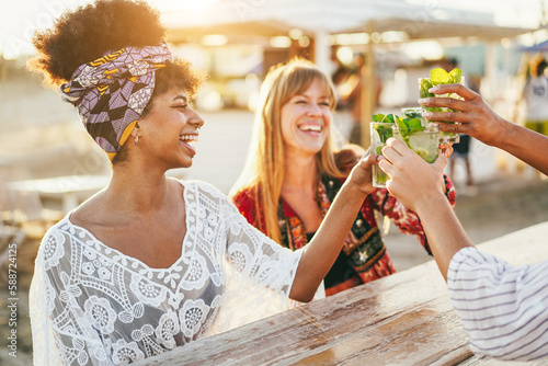 Photography Multiracial happy friends cheering and drinking mojitos at beach party - Focus o