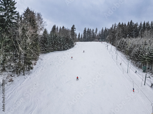 Narciarz na stoku. Superstacji CZARNÓW-SKI, stok narciarski w Polsce. Biała śnieżna zima, wypoczynek na nartach.