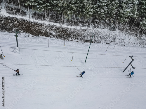 Narciarz na stoku. Superstacji CZARNÓW-SKI, stok narciarski w Polsce. Biała śnieżna zima, wypoczynek na nartach.