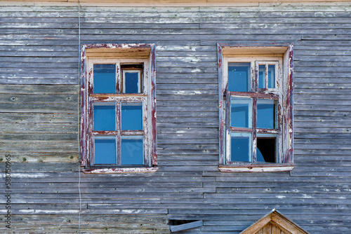 Fényképezés Old ramshackle wooden windows of retro wooden house