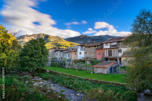 Fotografie Vistas de las míticas casas de Hervás (Extremadura, España) junto aun pequeño río