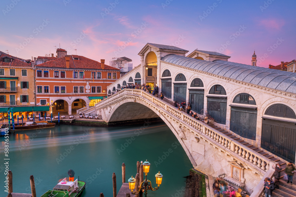 Venice, Italy at the Rialto Bridge over the Grand Canal - obrazy, fototapety, plakaty 