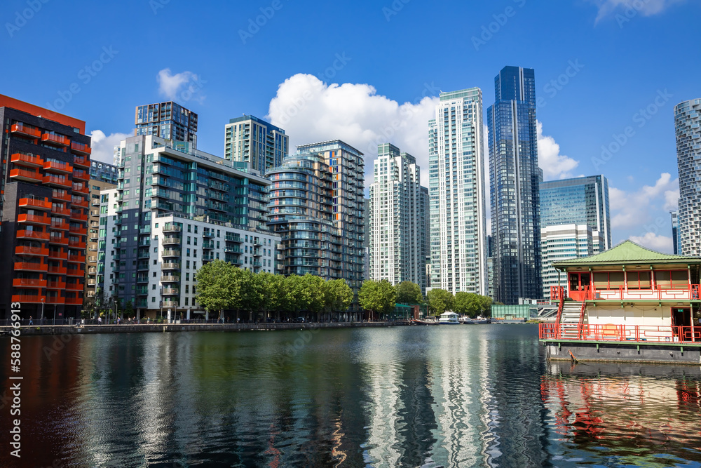 Naklejka premium Modern buildings in London