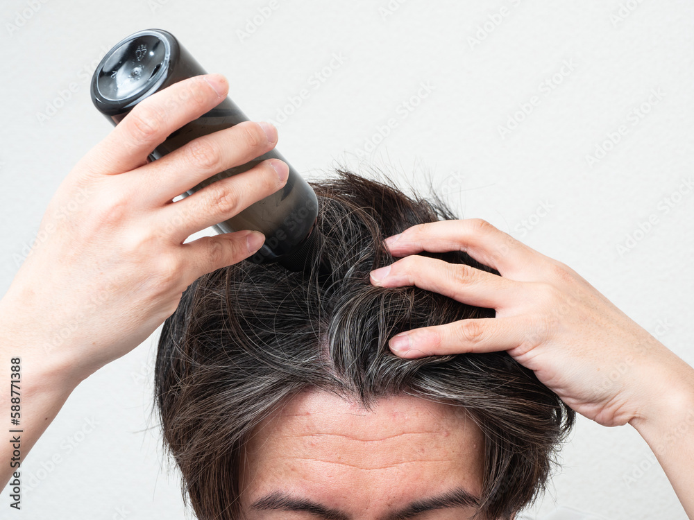 Fototapeta premium 頭皮に育毛剤を塗る男性 スカルプケア