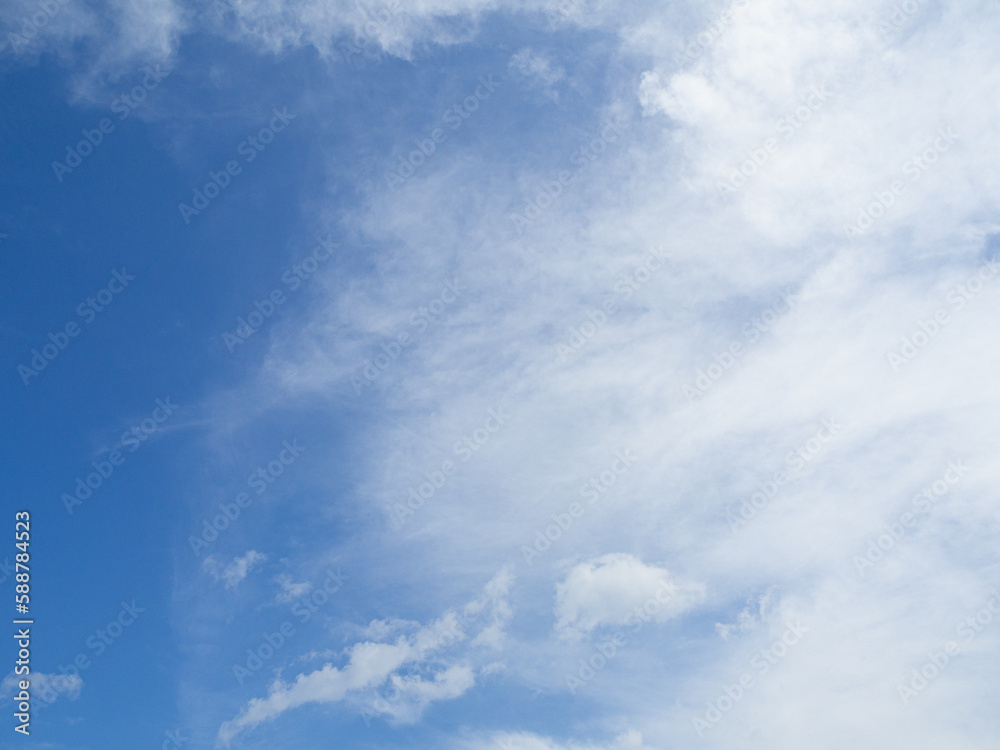 Fototapeta premium An image of a beautiful sky with clear clouds