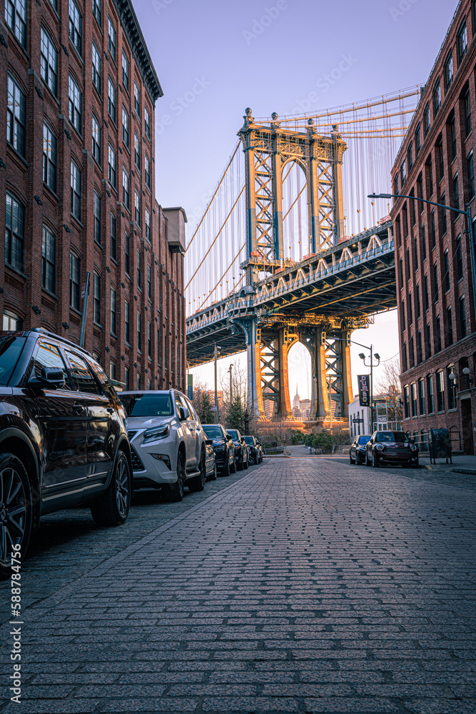 Naklejka premium Manhattan Bridge from the Street